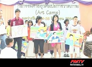 The children show their paintings of his majesty the king.